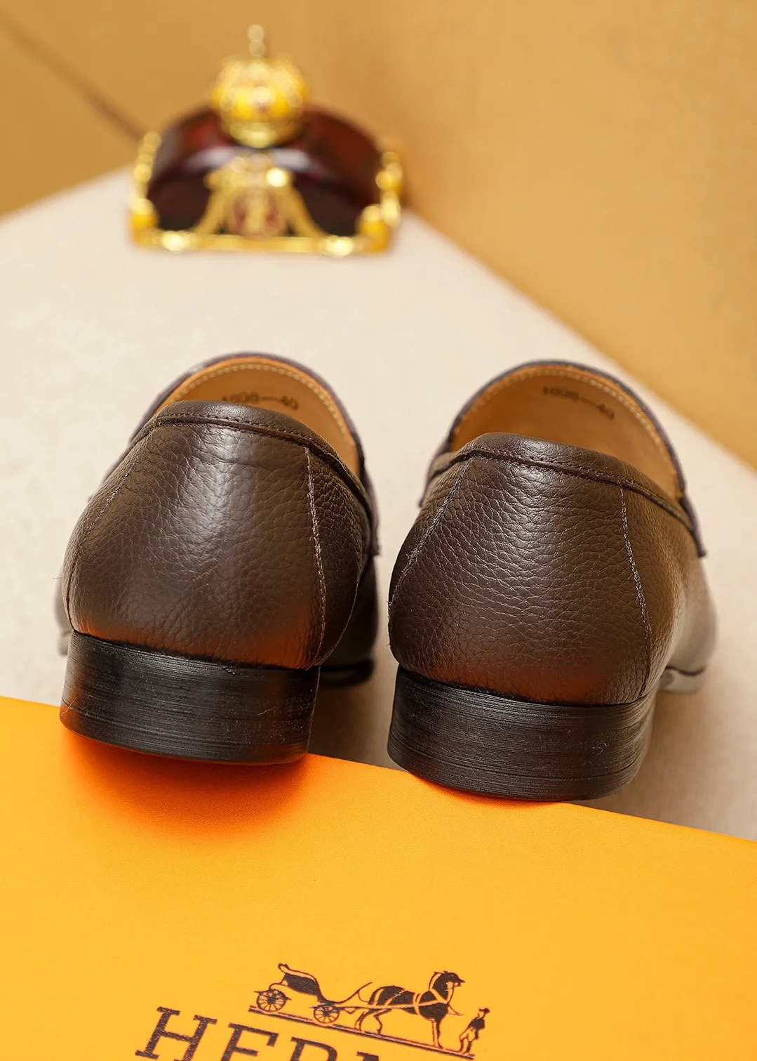 Men's shoes 💰460 💐 Product trademark: HERMES "Hermès" casual leather shoes Regular size: 38-44 (45.46🉑️customized) Product materials: Selected imported first-layer pebbled calfskin upper + luxury hardware buckle, imported water-dyed 🐂 cowhide lining. Strong three-dimensional visual effect, combined outsole Color: 2⃣️seed leather materials optional